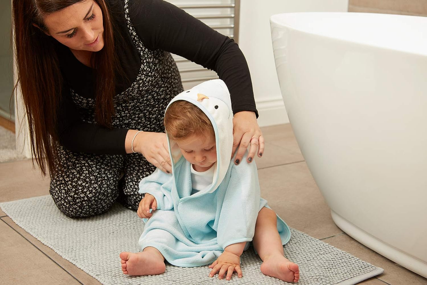 Tommee Tippee Splashtime Hooded Poncho Towel, Highly Absorbent and Super Soft Microfibre Material, Hypoallergenic, 2-4 Years, Percy the Penguin Grofriend, Blue