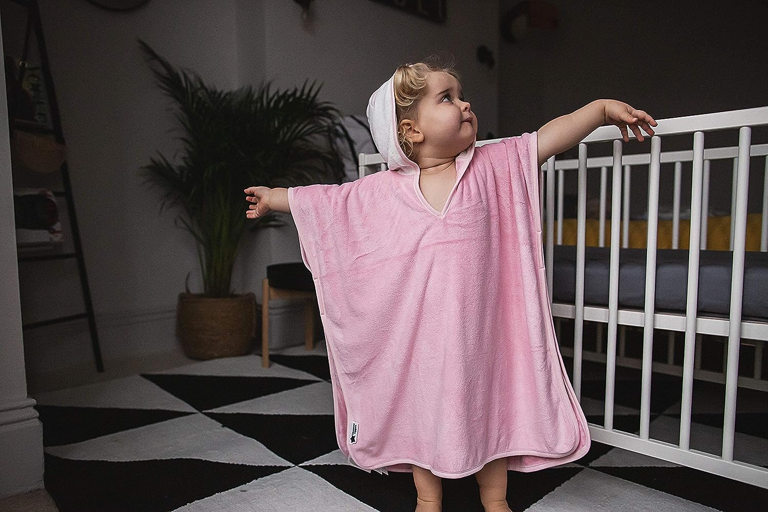 Tommee Tippee Splashtime Hooded Poncho Towel, Highly Absorbent and Super Soft Microfibre Material, Hypoallergenic, 2-4 Years, Penny the Penguin Grofriend, Pink